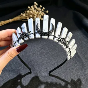 Primer plano detallado de la diadema de corona de cristal blanco gótico con luna negra.