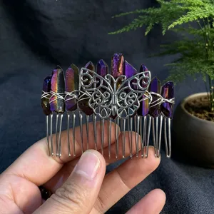 Vue de détail du peigne à cheveux en cristal naturel avec un charmant papillon argenté.