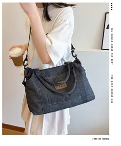Dettaglio borsa a tracolla in denim casual, borsa vintage con manico e cinghia.