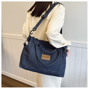 Borsa a tracolla in denim casual con toppa marrone, cinghia regolabile e grande capienza.