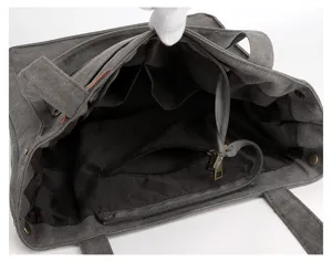 Vue détaillée de l'intérieur du sac fourre-tout en toile grise avec des compartiments.