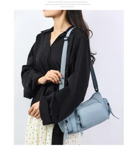 Bolso cruzado de nailon elegante para mujer, bolso casual con múltiples bolsillos azul claro.