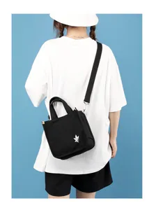 Borsa a tracolla casual in tela da donna, con grazioso logo a foglia e comoda cinghia regolabile.