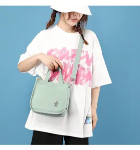 Borsa a tracolla casual da donna in tela verde chiaro, ideale per il lavoro quotidiano.