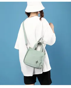 Borsa shopper casual in tela verde menta da donna, borsa a tracolla versatile per il lavoro.