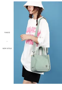 Dettaglio di una borsa a tracolla in tela verde chiaro casual mostrata in contesto reale.