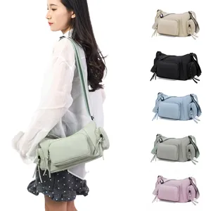 Bolso bandolera informal de nailon para mujer con multiples bolsillos y diseño de cremallera.