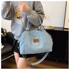 Moderna borsa a tracolla in tela da donna, grande borsa casual in azzurro chiaro.