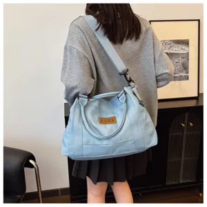 Vista dettagliata della borsa a spalla in denim casual, grande borsa con tracolla donna.