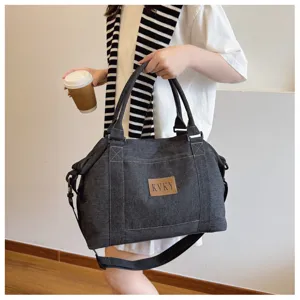 Vista dettagliata della borsa in denim casual con grande capienza e tracolla regolabile.