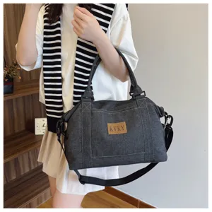 Borsa a tracolla in denim casual con manici e cinghia regolabile. Grande capacità per tutti i giorni.