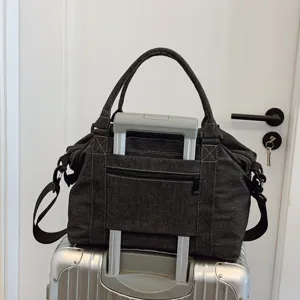 Borsa da viaggio in denim da donna grande capacità borsa a tracolla con manico valigia vista