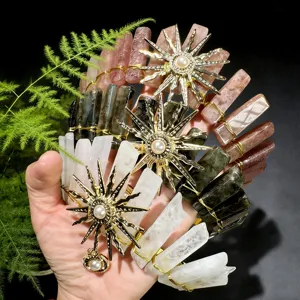 Primer plano detallado de diadema de corona de cristal natural con sol dorado y perlas.