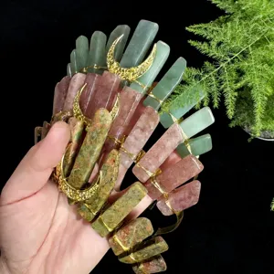 Nahaufnahme des handgefertigten Kristall-Kronen-Haarreifs mit Natursteinen und goldenem Mond.