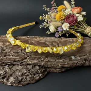 Handgefertigtes gelbes Kristall Edelstein Haarband Detail mit Tropfensteinen und Trockenblumen.