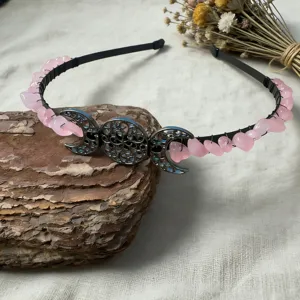 Vue détaillée du serre-tête gothique triple lune avec éclats de quartz rose, accessoire vintage.