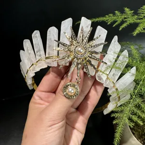 Deslumbrante diadema de corona de cuarzo cristal bruto con dije de diosa del sol.