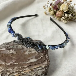Serre-tête en pierres de cristal avec pendentif triple lune, vue détaillée de l'accessoire de cheveux.