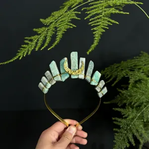 Grüner Kristall Kronen Haarreif mit goldenem Mond Detail, handgemachter Edelstein Haarschmuck.