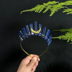 Detailaufnahme des Kristallkronen-Haarreifs mit blauen Säulen und goldenem Mond für Frauen.