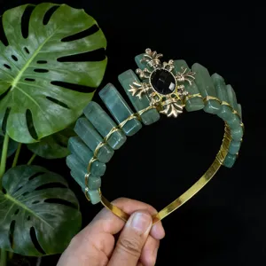 Dettaglio cerchietto corona cristallo verde, accessorio capelli gemma per servizio fotografico.