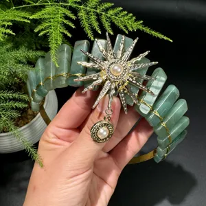 Diadema de corona de piedra de cristal verde hecha a mano con sol dorado y perla mujer.