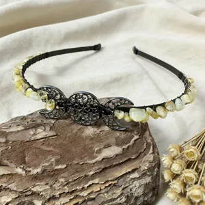 Serre-tete couronne de lune en cristal, detail de tiara faite a la main pour mariage et fete.