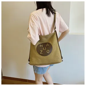 Vue détaillée du sac cabas en toile élégant et décontracté, parfait pour un usage quotidien.