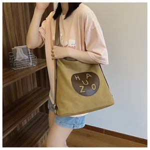 Sac à bandoulière en toile pour femme, sac à dos décontracté avec patch rond tendance.