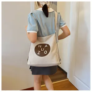 Sac à bandoulière en toile pour femme, sac à dos polyvalent et élégant au quotidien.