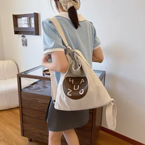 Sac à dos et sac à bandoulière en toile pour femme polyvalent au design élégant pour le quotidien.