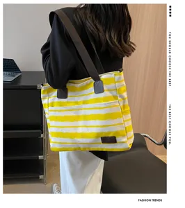 Stijlvolle geel-witte canvas shopper tas met strepen, grote casual schoudertas.