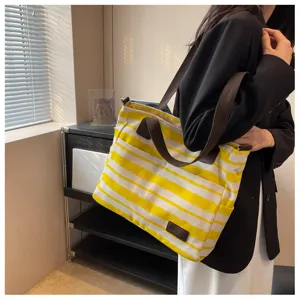 Geel-wit gestreepte canvas shopper grote capaciteit schouder handtas details zicht