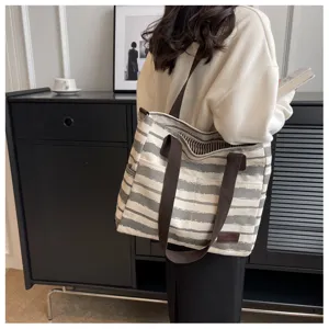 Gedetailleerd overzicht gestreepte canvas shopper tas met grote capaciteit, casual schoudertas.