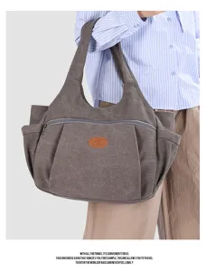 Vista dettagliata della borsa a tracolla in tela multitasche, tessuto resistente e ampio spazio.