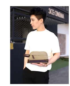 Vue rapprochée détaillée du sac pochette homme en toile vintage, design rétro bicolore.