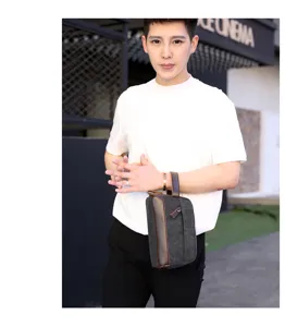Sac pochette en toile vintage pour homme style décontracté et couleur contraste pratique.