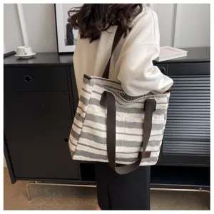 Gedetailleerd overzicht van casual gestreepte canvas tote bag met schouderband en grote capaciteit.