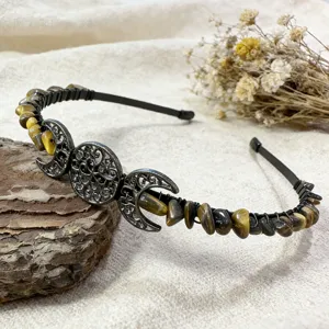 Serre-tête artisanal en copeaux de cristal naturel avec pendentifs lune en métal vintage.