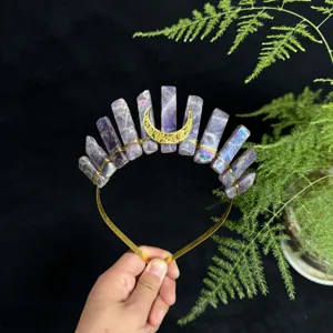 Kristall Kronen Haarreif Detailansicht, Naturstein Tiara mit goldenem Mond, Mode Haarschmuck.