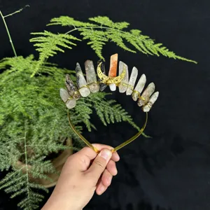 Nahaufnahme Detail des natürlichen Rohen Kristall Diadem Haarbands mit goldenem Mond Motiv.