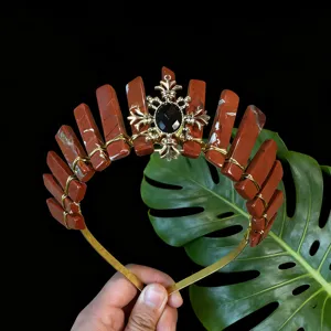 Primo piano dettagliato del diadema per capelli in cristallo rosso fatto a mano con metallo.