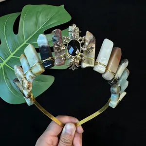 Elegante cerchietto corona in cristallo naturale fatto a mano con dettagli metallici e pietra nera.