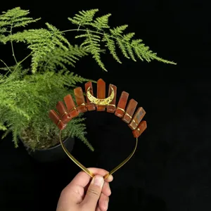Detailaufnahme des natürlichen Kristallkronen-Haarreifs mit roten Steinen und goldenem Mond.