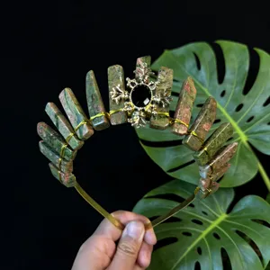 Meravigliosa tiara con corona in cristallo naturale e pietre verdi per donne eleganti.