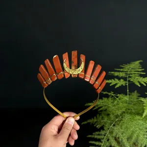 Detailaufnahme des Naturkristall-Kronen-Haarbandes mit roten Säulen und goldenem Mondzubehör.