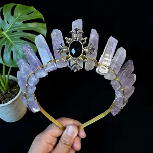 Cerchietto corona in cristallo ametista grezza naturale con filo metallico per foto da donna