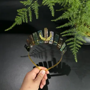 Nahaufnahme von 11 natürlichen Kristallkronen Haarreif mit goldenem Mond Zubehör Foto.