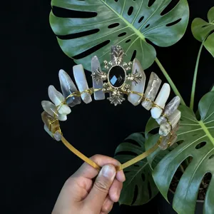 Cerchietto corona in cristallo naturale fatto a mano con croce gotica per moda donna.