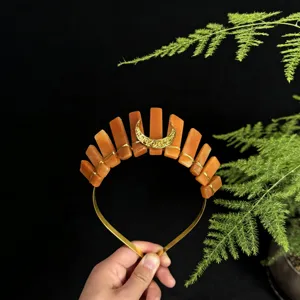 Oranger Kristall Kronen Haarreif mit goldenem Mond Detail, stilvoller Vintage Haarschmuck.